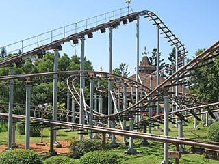 六福村笑傲飛鷹雲霄飛車排隊人潮